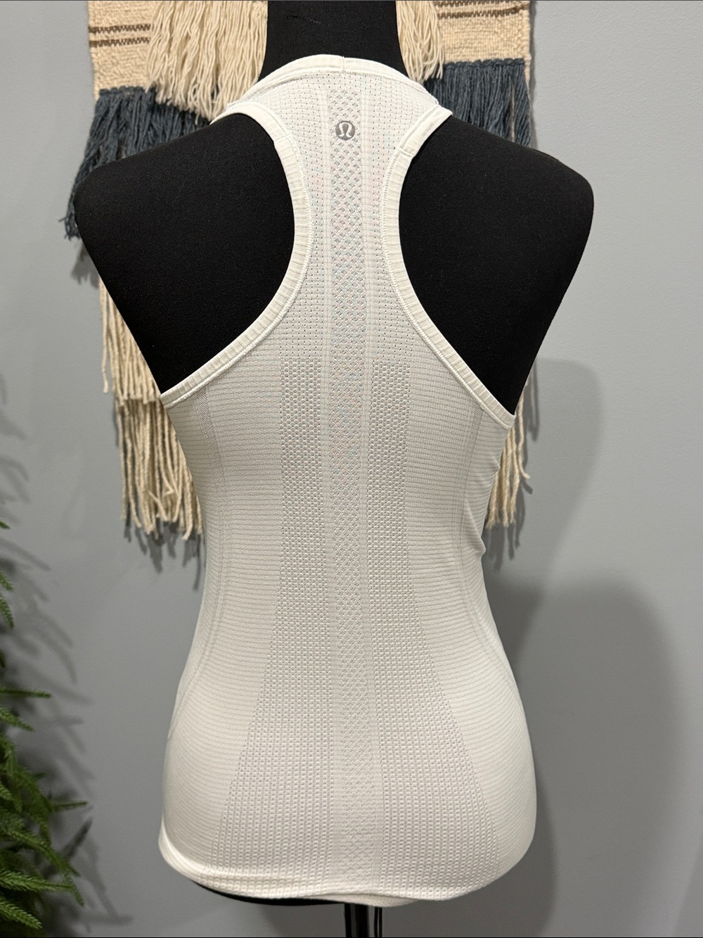 lululemon White Textured Racerback Yoga Tank Top Athletic Size 4 - Picture 2 of 3